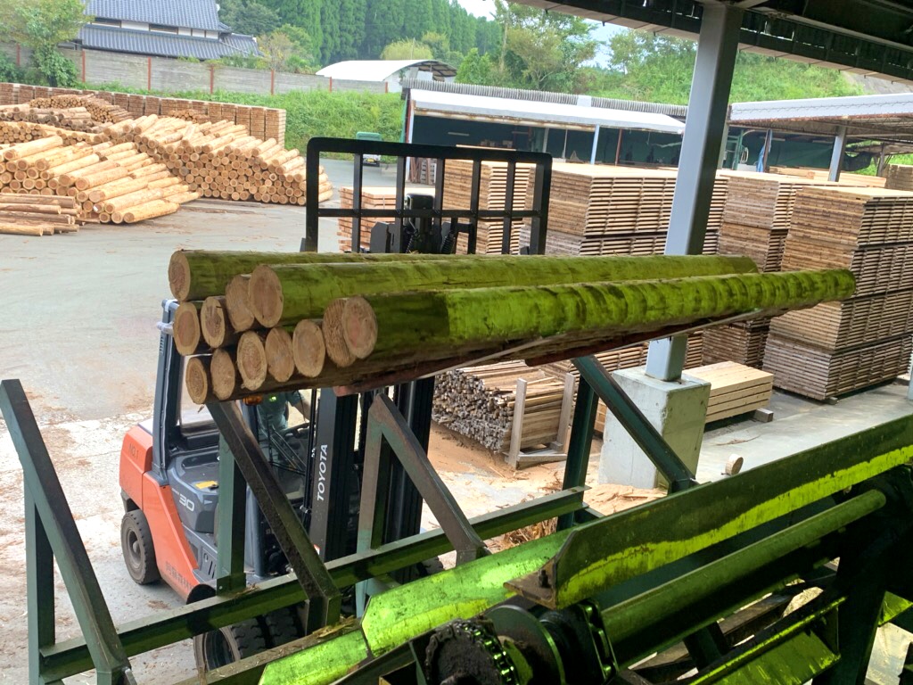 製材機械への原木投入作業